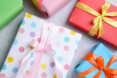 Gri masada güzel paketlenmiş hediyeler, düz uzanmış