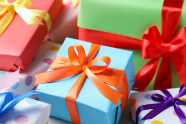 Arka plan olarak birçok güzel paketlenmiş hediye, yakın plan