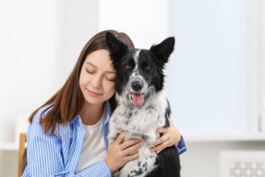 Evde Collie köpeği olan sevimli bir kadın, mesaj atmak için yer var.