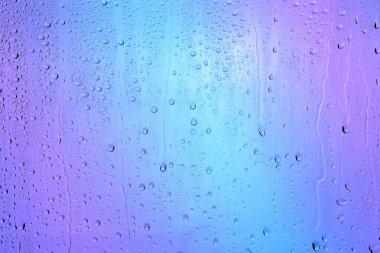 Su damlalı cam yüzey, yakın görüş.
