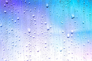 Su damlalı cam yüzey, yakın görüş.