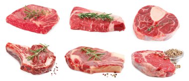 Çiğ et parçaları ve baharatlar beyaz, set üzerinde izole