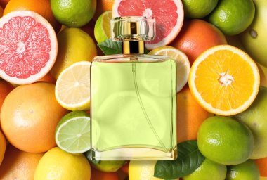 Farklı narenciye meyvelerine karşı bir şişe parfüm
