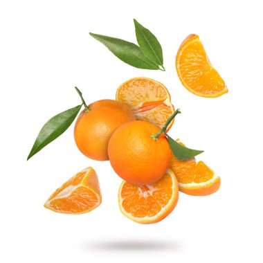 Beyaz arka plana düşen taze mandalina ve yeşil yapraklar. Citrus meyvesi.