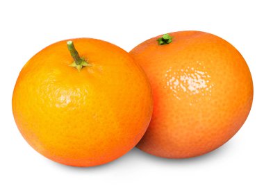 Beyaza izole edilmiş taze, sulu mandalinalar. Citrus meyvesi.