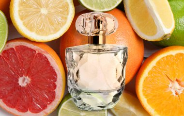 Farklı narenciye meyvelerine karşı bir şişe parfüm