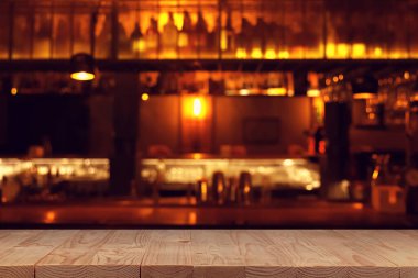 Boş ahşap tezgah ve raflarda bulanık şişeler. Tasarım için boşluk