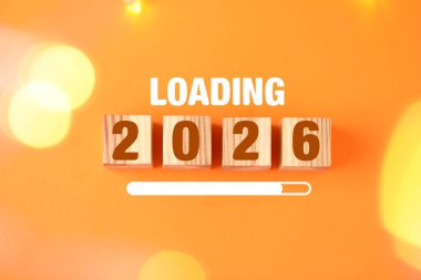 Yeni yıl yüklemesi. Turuncu zemin üzerinde rakamlar olan tahta küpler, üst görünüm