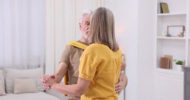 Güzel yaşlı çift evde dans ediyor.