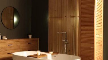 Küvet, ahşap perde ve banyoda gösteriş, kamera geliyor. İç tasarım