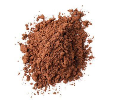 Beyaz üzerine izole edilmiş kakao tozu yığını, üst görünüm