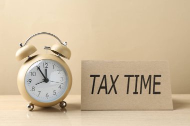 Bej arkaplana karşı metin Vergi Zamanı ve alarmlı kart