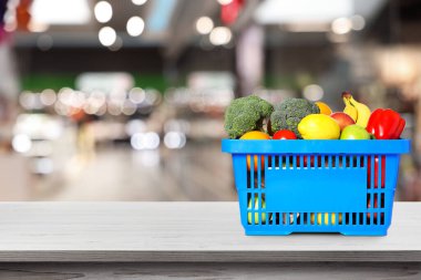 Süpermarketteki ürünlerle dolu bir alışveriş sepeti. Metin için boşluk