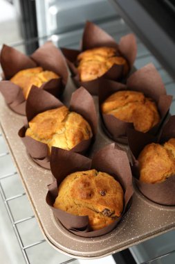 Lezzetli kekler fırında pişiyor, yakından görülüyor.