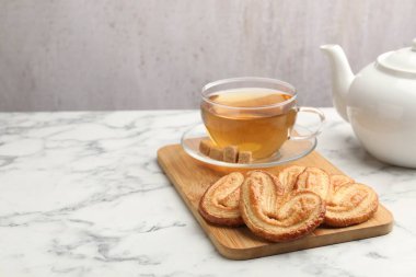 El fincanları ve mermer masada bir fincan çay, yazı için yer. Puf böreği.