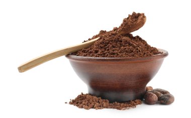 Kâsede doğal kakao tozu, kaşık ve fasulye beyaza izole edilmiş.