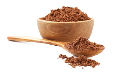 Doğal kakao tozu kasede ve kaşıkta beyaza izole edilmiş.