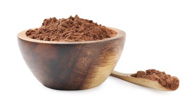 Doğal kakao tozu kasede ve kaşıkta beyaza izole edilmiş.