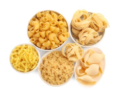 Beyaz, üst görünümde izole edilmiş farklı ham makarna türleri