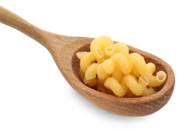 Tahta kaşıkta çiğ cavatappi makarnası. Beyaz kaşıkta izole edilmiş.