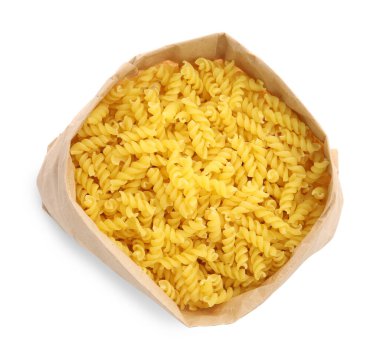 Kağıt torba içinde çiğ fusilli makarna beyaz, üst görünüm izole