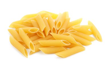 Beyaza izole edilmiş çiğ makarna yığını.