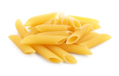 Beyaza izole edilmiş çiğ makarna yığını.