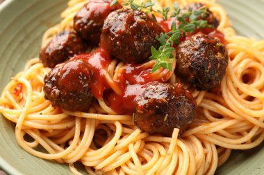 Köfteli lezzetli makarna, yakın plan.