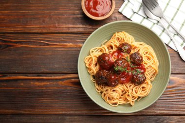 Tahta masada servis edilen köfteli leziz makarna. Metin için boşluk