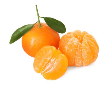 Soyulmuş ve soyulmamış mandalinalar beyazda izole edilmiş.