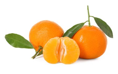 Soyulmuş ve soyulmamış mandalinalar beyazda izole edilmiş.