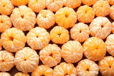 Masada soyulmuş bir sürü mandalina var.