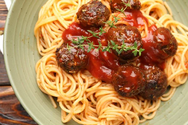 Masanın üstünde köfteli leziz makarna.