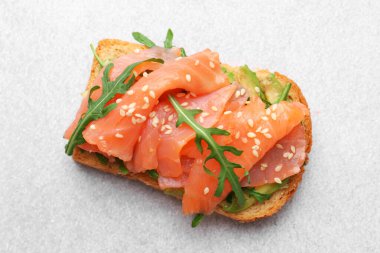 Somon, roka ve avokado ile nefis bruschetta açık gri masada.
