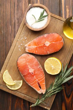 Baharatlı, limonlu ve yağlı somon filetosu.