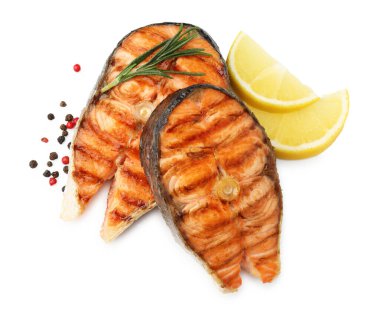 Lezzetli ızgara somon bifteği, biberiye, baharat ve limon beyaza izole edilmiş.