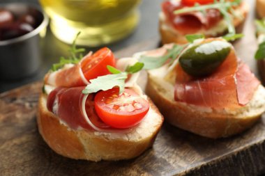 Krem peynirli, jambonlu, yeşil zeytinli, domatesli ve roka soslu nefis bruschetalar.