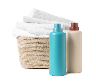 Çamaşır sepeti, havlular ve beyaza izole edilmiş deterjan şişeleri.