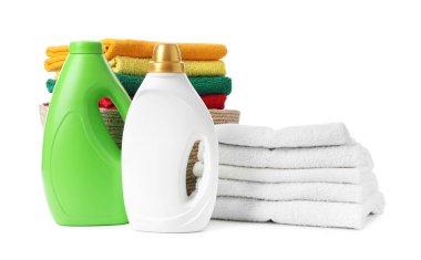 Çamaşır sepeti, havlular ve beyaza izole edilmiş deterjan şişeleri.