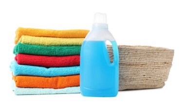 Çamaşır sepeti, havlular ve beyaza izole edilmiş bir şişe deterjan.