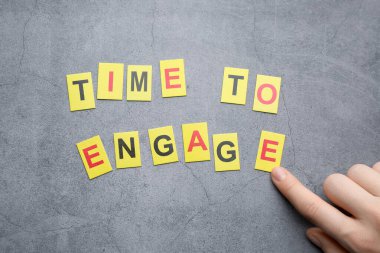 Metin Zamanı 'nı işaret eden kadın Gri tablo, üst görünüm