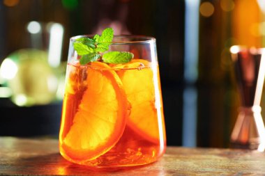 Bardaki ahşap masada taze sodalı kokteyl, yakın plan.