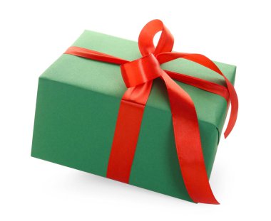 Güzel bir Noel hediyesi kutusu beyaza izole edilmiş.