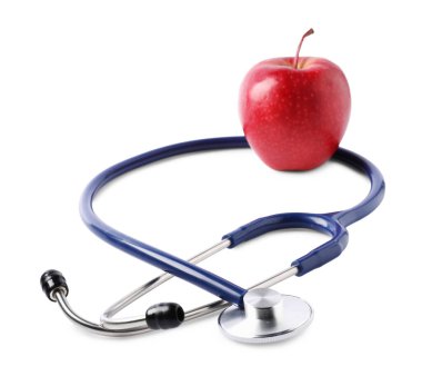 Olgun elma ve steteskop beyaza izole edilmiş.