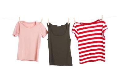 Çamaşır ipini beyaz arka planda tutarken farklı giysiler kuruyor