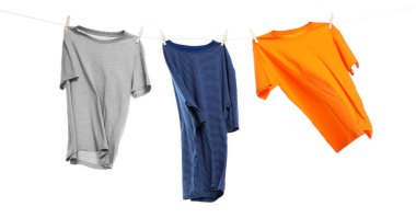 Çamaşır ipini beyaz arka planda tutarken farklı giysiler kuruyor