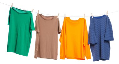 Çamaşır ipini beyaz arka planda tutarken farklı giysiler kuruyor