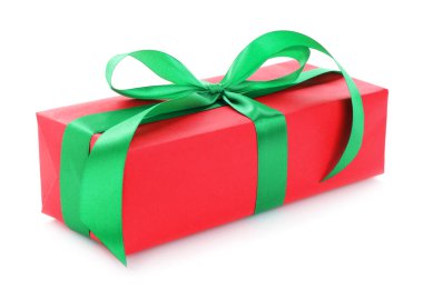 Beyaz üzerinde yeşil yay olan güzel bir hediye kutusu.