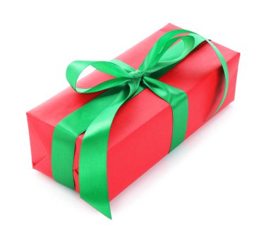 Beyaz üzerinde yeşil yay olan güzel bir hediye kutusu.