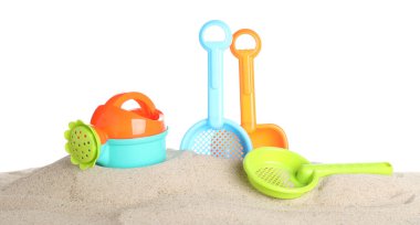 Çocuklar için plaj oyuncakları ve beyaz pankartta izole edilmiş kum. Plastik sulama kutusu, süzgeç ve kürek.
